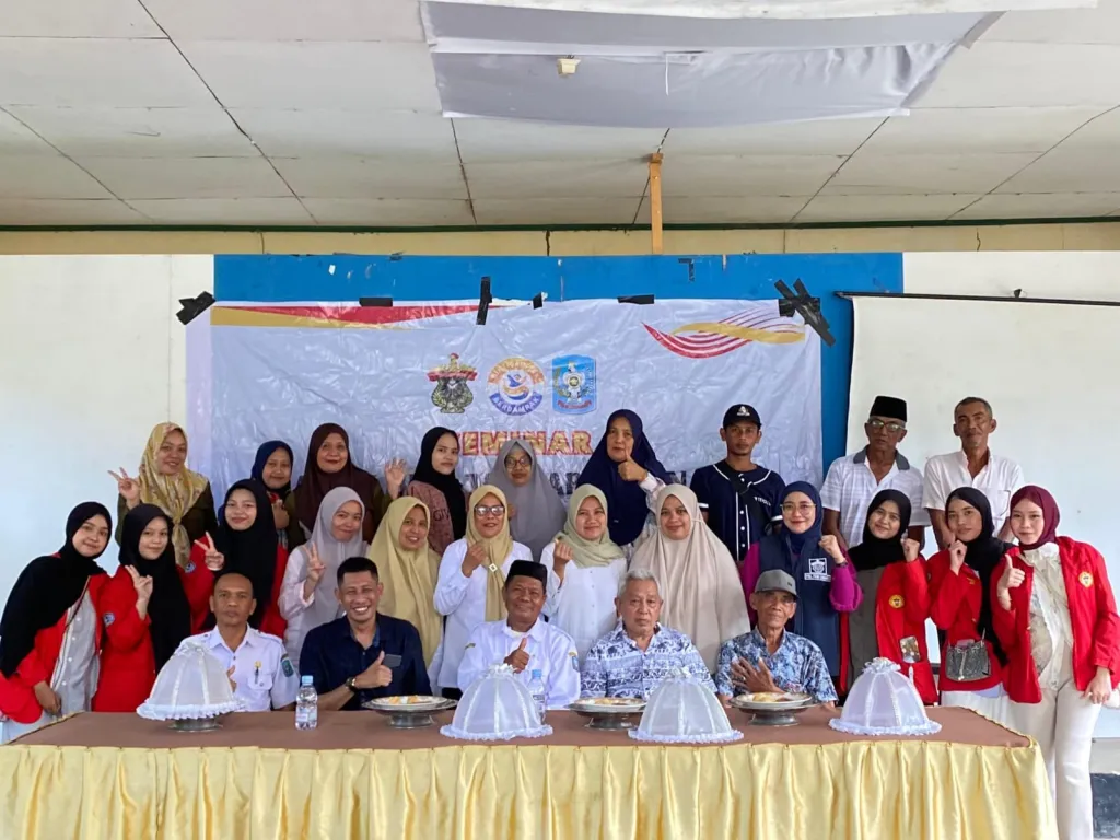 Suasana kebersamaan mahasiswa Fakultas Kesehatan Masyarakat Universitas Hasanuddin (FKM Unhas), aparatur kelurahan, tenaga kesehatan, dan tokoh masyarakat usai pelaksanaan Seminar Awal Praktik Belajar Lapangan II (PBL II) di Gedung Pertemuan Masyarakat Kelurahan Jennae, Kecamatan Liliriaja, Kabupaten Soppeng, Rabu (7/1/2026), sebagai penanda dimulainya rangkaian pemetaan aset masyarakat berbasis partisipasi warga.